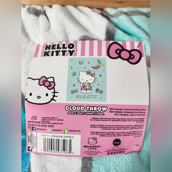 Hello Kitty Cloud Throw Blanket - Picture 6 of 6